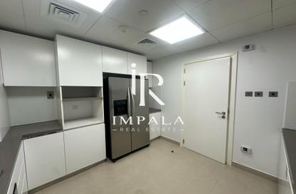 Apartment - 3 Bedrooms - 5 Bathrooms for rent in Etihad Towers - Corniche Road - Abu Dhabi