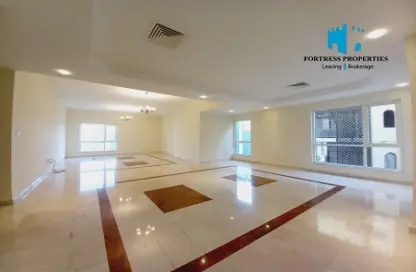 Apartment - 4 Bedrooms - 4 Bathrooms for rent in City Center Building - Hamdan Street - Abu Dhabi