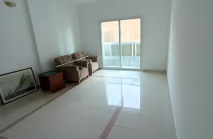 شقة - 2 غرف نوم - 3 حمامات للايجار في برج الكورنيش - الرميلة - عجمان