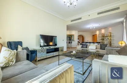 Living Room image for: Apartment - 3 Bedrooms - 2 Bathrooms for sale in Al Khushkar - Shoreline Apartments - Palm Jumeirah - Dubai, Image 1