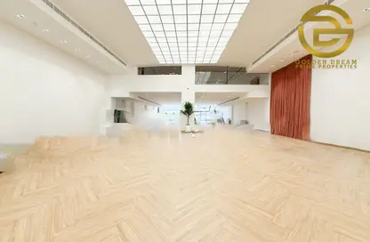 Show Room - Studio - 4 Bathrooms for rent in Sheikh Zayed Road - Dubai