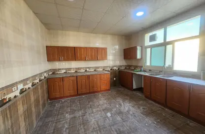 شقة - 2 غرف نوم - 2 حمامات للايجار في مدينة الفلاح - أبوظبي