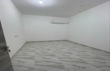 صورة لـ غرفة فارغة شقة - غرفة نوم - 1 حمام للايجار في الشهامة الجديدة - الشهامة - أبوظبي ، صورة رقم 1