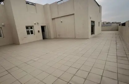 Penthouse - 3 Bedrooms - 4 Bathrooms for rent in Al Qulaya'ah - Al Sharq - Sharjah