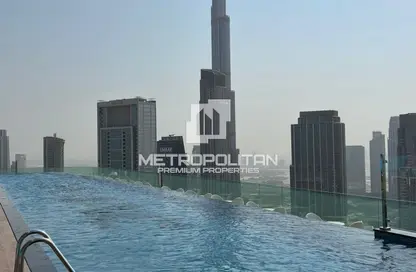 صورة لـ حوض سباحة شقة - 1 حمام للبيع في فندق ومساكن برج باراماونت - الخليج التجاري - دبي ، صورة رقم 1