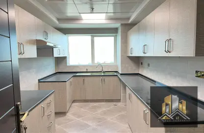صورة لـ مطبخ شقة - 2 غرف نوم - 3 حمامات للايجار في مجمع فيلات - مدينة خليفة - أبوظبي ، صورة رقم 1