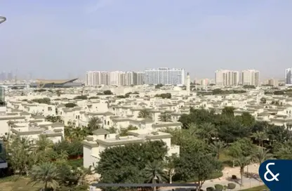 شقة - 2 غرف نوم - 3 حمامات للايجار في عزيزي برتون - الفرجان - دبي