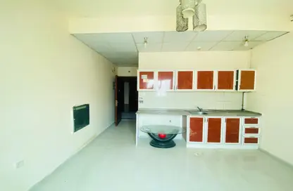 صورة لـ مطبخ شقة - 1 حمام للايجار في مبنى مويلح - مويلح - الشارقة ، صورة رقم 1