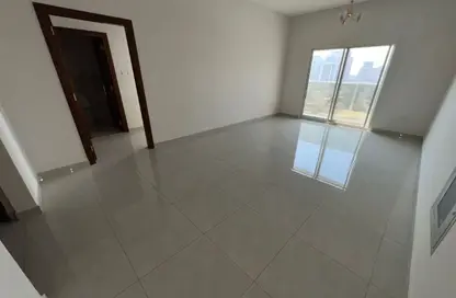 Apartment - 1 Bedroom - 2 Bathrooms for rent in Corniche Tower - Ajman Corniche Road - Ajman