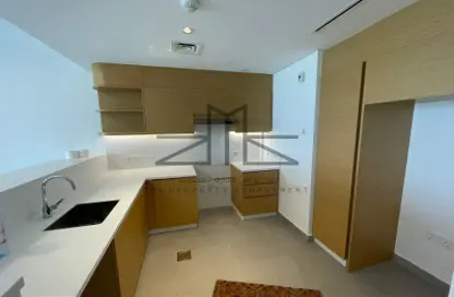 صورة لـ مطبخ شقة - غرفة نوم - 2 حمامات للايجار في بنايه اوليف - شاطئ الراحة - أبوظبي ، صورة رقم 1