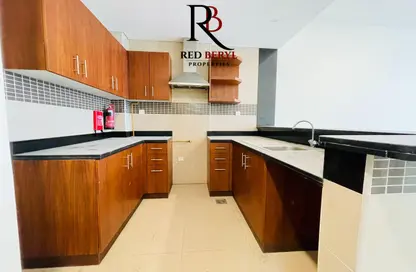 شقة - غرفة نوم - 2 حمامات للايجار في مبنى الركايز - الفرجان - دبي