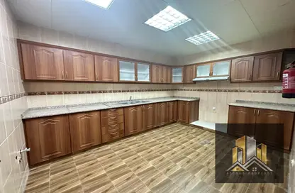 صورة لـ مطبخ شقة - 3 غرف نوم - 4 حمامات للايجار في فيلات مدينة خليفة آيه - مدينة خليفة أ - مدينة خليفة - أبوظبي ، صورة رقم 1