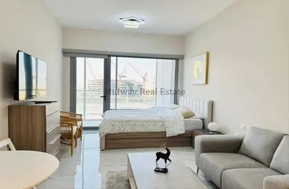 Room / Bedroom image for: Apartment - 1 Bathroom for rent in Oasis Residences - Masdar City - Abu Dhabi, Image 1