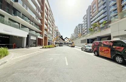 Shop - Studio - 4 Bathrooms for rent in AZIZI Riviera - Meydan One - Meydan - Dubai