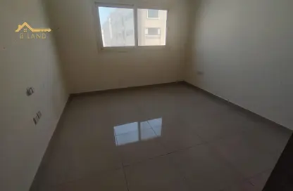 شقة - 2 غرف نوم - 1 حمام للايجار في مجمع مويلح - تجارية مويلح - الشارقة شقة - 2 غرف نوم - 1 حمام للايجار في مجمع مويلح - تجارية مويلح - الشارقة