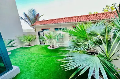Garden image for: Villa - 4 Bedrooms - 4 Bathrooms for rent in Umm Suqeim 2 - Umm Suqeim - Dubai, Image 1