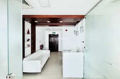 مكتب - استوديو - 2 حمامات للايجار في القمة - الخليج التجاري - دبي
