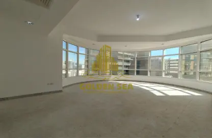 شقة - 3 غرف نوم - 4 حمامات للايجار في مبنى ماركس و سبنسر - شارع المطار - أبوظبي