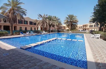 صورة لـ حوض سباحة فيلا - 4 غرف نوم - 5 حمامات للايجار في مجمع الحصن - شارع السلام - أبوظبي ، صورة رقم 1