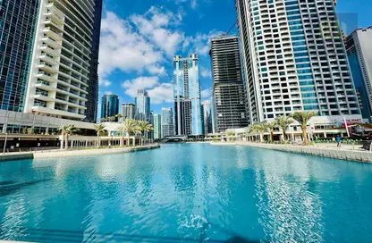 صورة لـ حوض سباحة شقة - 3 غرف نوم - 5 حمامات للايجار في لاجونا موفنبيك - بحيرة اللور - أبراج بحيرة الجميرا - دبي ، صورة رقم 1