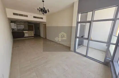 شقة - غرفة نوم - 2 حمامات للايجار في لوتاه افنيو - مدينة السيارات - دبي