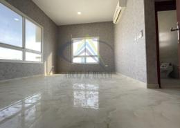 صورةغرفة فارغة لـ: شقة - 3 غرف نوم - 4 حمامات للكراء في مدينة الفلاح - أبوظبي, صورة 1