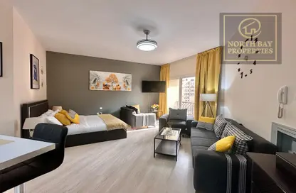 Living Room image for: Apartment - 1 Bathroom for rent in Fayrouz - Bab Al Bahar - Al Marjan Island - Ras Al Khaimah, Image 1