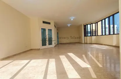 Empty Room image for: Apartment - 3 Bedrooms - 5 Bathrooms for rent in Khalidiya Centre - Cornich Al Khalidiya - Al Khalidiya - Abu Dhabi, Image 1