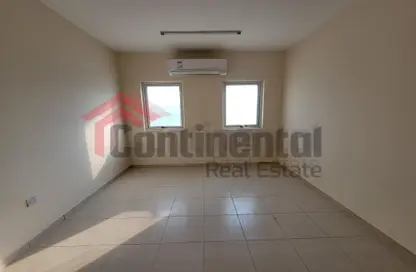 سكن عمال - استوديو - 8 حمامات للايجار في آلصجعه - الشارقة