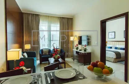 صورة لـ غرفة المعيشة / غرفة الطعام النزل و الشقق الفندقية - 2 غرف نوم - 2 حمامات للايجار في مدينة دبي الرياضية - دبي ، صورة رقم 1
