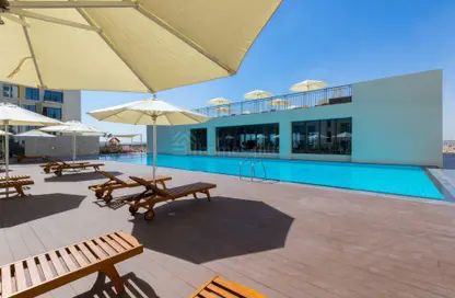 صورة لـ حوض سباحة شقة - غرفة نوم - 1 حمام للبيع في شقق يونا - تاون سكوير - دبي ، صورة رقم 1