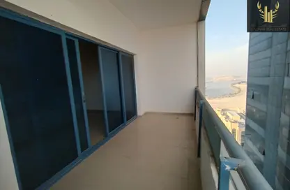 شقة - 2 غرف نوم - 3 حمامات للايجار في برج الكورنيش - الرميلة - عجمان