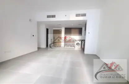 شقة - غرفة نوم - 3 حمامات للايجار في الطراز - حي نسيج - الجادة - الشارقة