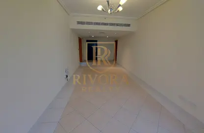 شقة - 2 غرف نوم - 2 حمامات للايجار في برج توينتي فرست سينشري - شارع الشيخ زايد - دبي