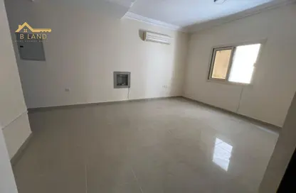 شقة - غرفة نوم - 2 حمامات للايجار في بناء النباعة - النبعة - الشرق - الشارقة