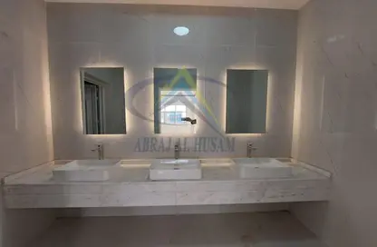 صورة لـ حمام مجمع سكني - 4 غرف نوم للبيع في فيلات مدينة خليفة آيه - مدينة خليفة أ - مدينة خليفة - أبوظبي ، صورة رقم 1