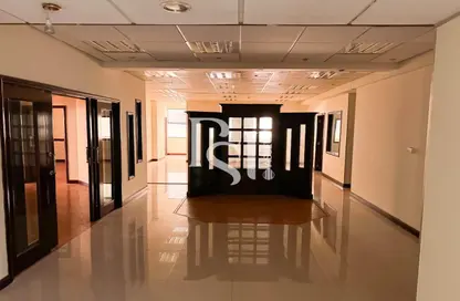 طابق كامل - استوديو - 2 حمامات للايجار في برج الظبي - الدانه - أبوظبي