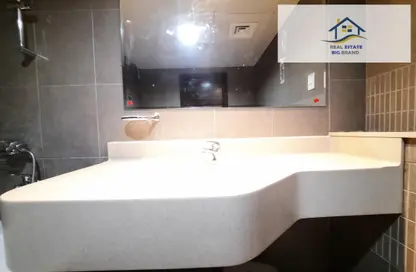 صورة لـ حمام شقة - غرفة نوم - 2 حمامات للايجار في معسكر آل نهيان - أبوظبي ، صورة رقم 1