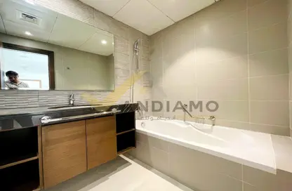 Bathroom image for: Apartment - 3 Bedrooms - 5 Bathrooms for rent in C10 Tower - Najmat Abu Dhabi - Al Reem Island - Abu Dhabi, Image 1
