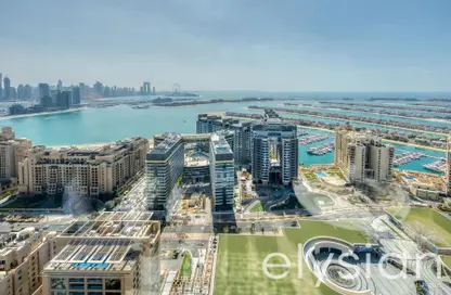 Apartment - Studio - 2 Bathrooms for rent in The Palm Tower - Palm Jumeirah - Dubai