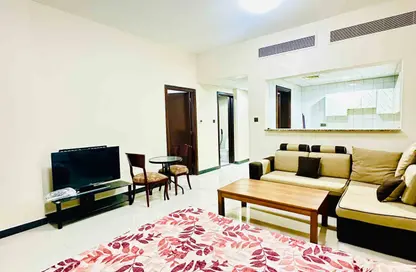 شقة - غرفة نوم - 2 حمامات للايجار في طراز فرنسي - المدينة العالمية - دبي