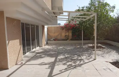 فيلا - 5 غرف نوم - 6 حمامات للايجار في شارع المينا - منطقة النادي السياحي - أبوظبي