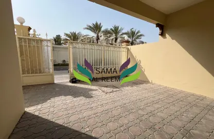 Villa - 3 Bedrooms - 4 Bathrooms for rent in Jumeirah 1 Villas - Jumeirah 1 - Jumeirah - Dubai