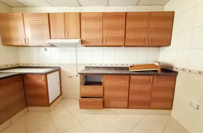 صورة لـ مطبخ شقة - 2 غرف نوم - 1 حمام للايجار في طريق فاير ستاشن - مويلح - الشارقة ، صورة رقم 1