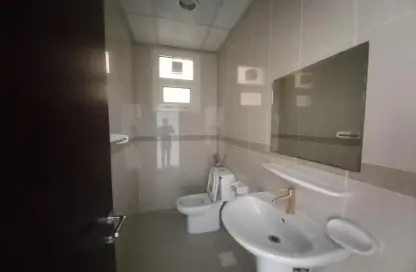 صورة لـ حمام شقة - غرفة نوم - 2 حمامات للايجار في مجمع مويلح - تجارية مويلح - الشارقة ، صورة رقم 1