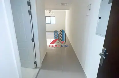 شقة - غرفة نوم - 2 حمامات للايجار في بناية هاجر - تجارية مويلح - الشارقة