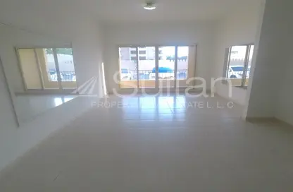 Empty Room image for: Apartment - 1 Bathroom for rent in Golf Apartments - Al Hamra Village - Ras Al Khaimah, Image 1