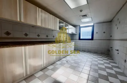 صورة لـ مطبخ شقة - 3 غرف نوم - 3 حمامات للايجار في الشارع الثاني - شارع المطار - أبوظبي ، صورة رقم 1