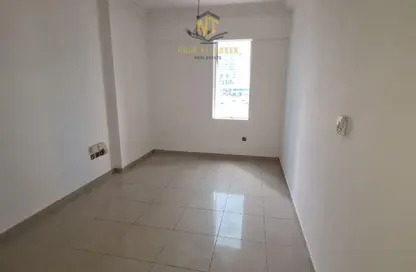 شقة - غرفة نوم - 1 حمام للايجار في شارع التعاون الجديد - التعاون - الشارقة