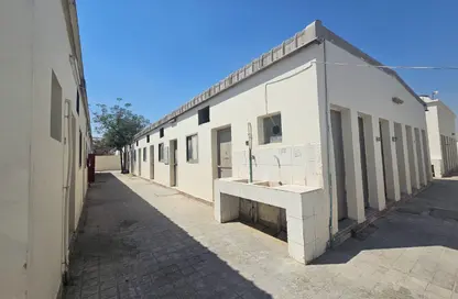 سكن عمال - استوديو - 8 حمامات للايجار في الصجعة الصناعية - آلصجعه - الشارقة